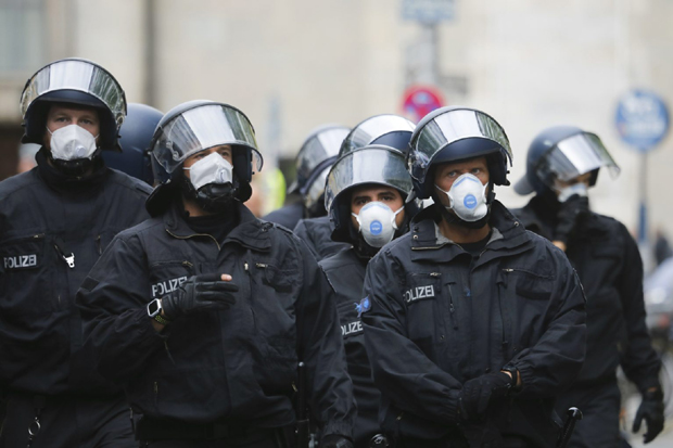 ПЕНДРЕК ДЕМОКРАТИЈА у Берлину: Погледајте како немачка полиција хапси демонстранте који се буне против карантина (ВИДЕО)